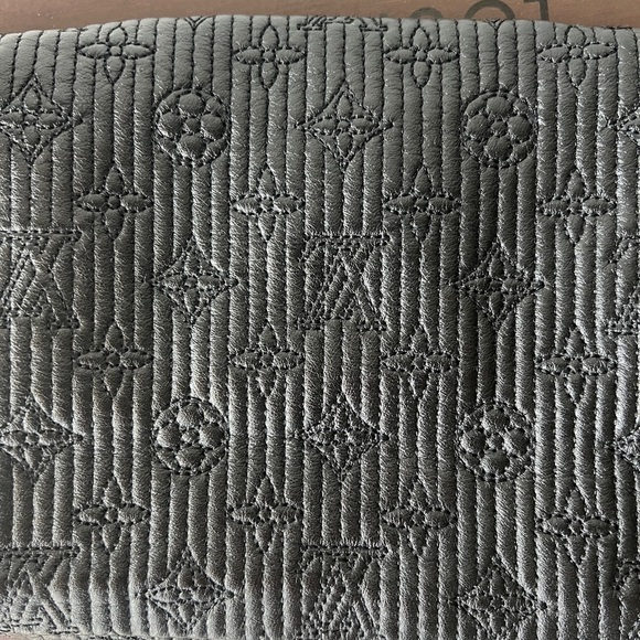 Louis Vuitton Altair Clutch Quilted Monogram Leather in Noire - Picture 6 of 15
